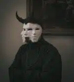 Papercraft mit gehörnter Krone in 3D-Origami