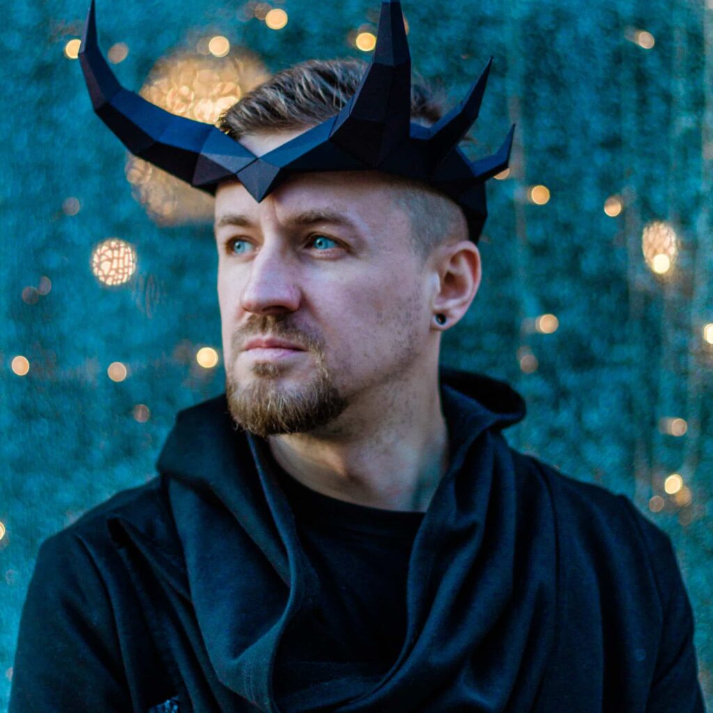 Papercraft horned crown in 3D origami Papercraft horned crown in 3D origami