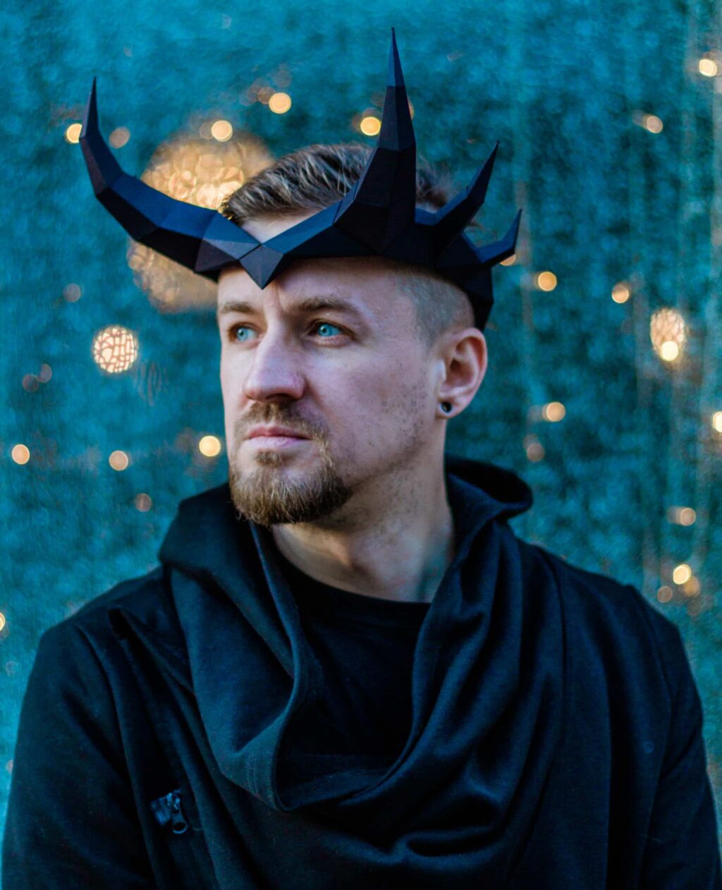 Papercraft de coroa chifrada em origami 3D