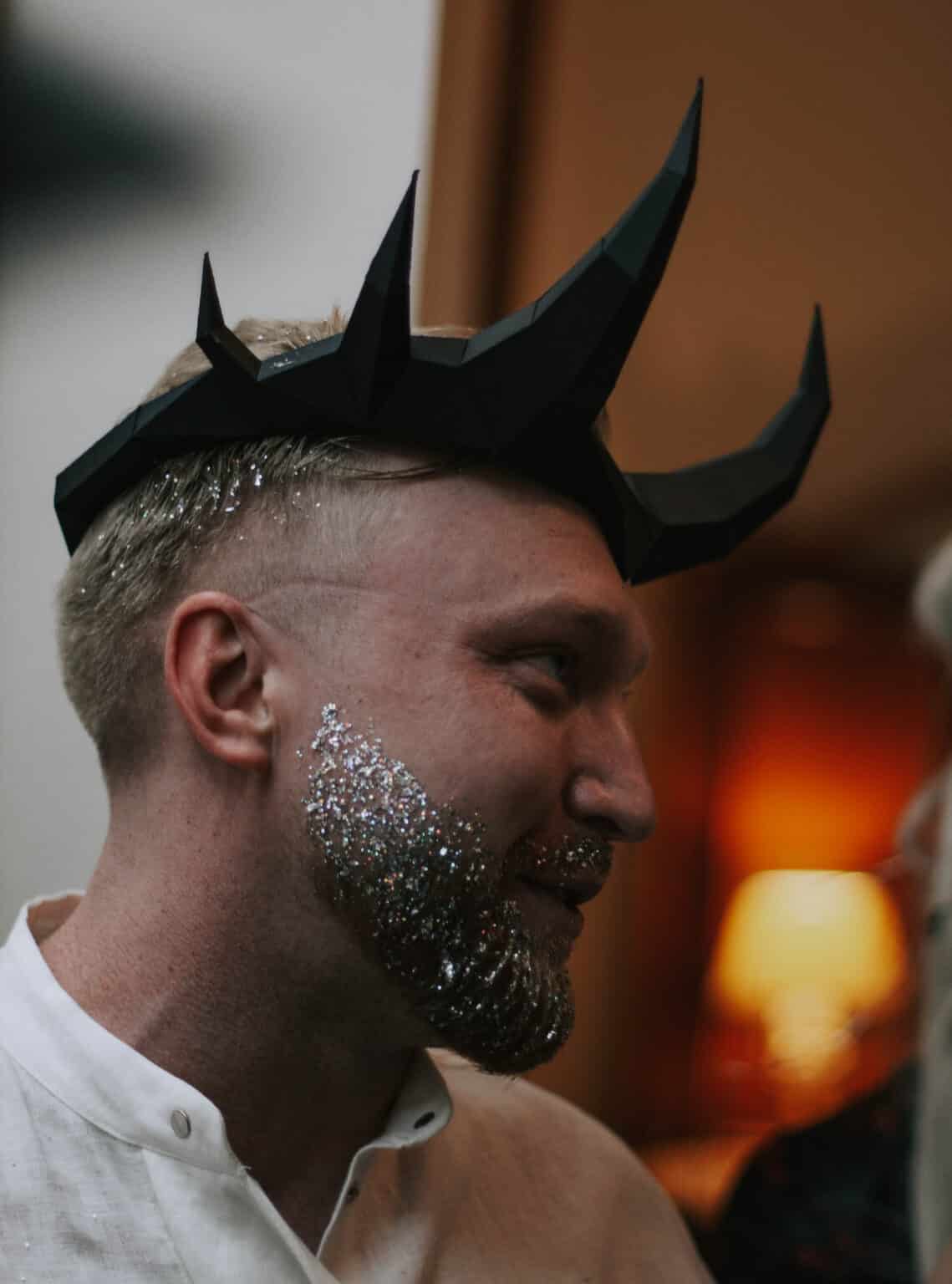 Papercraft mit gehörnter Krone in 3D-Origami