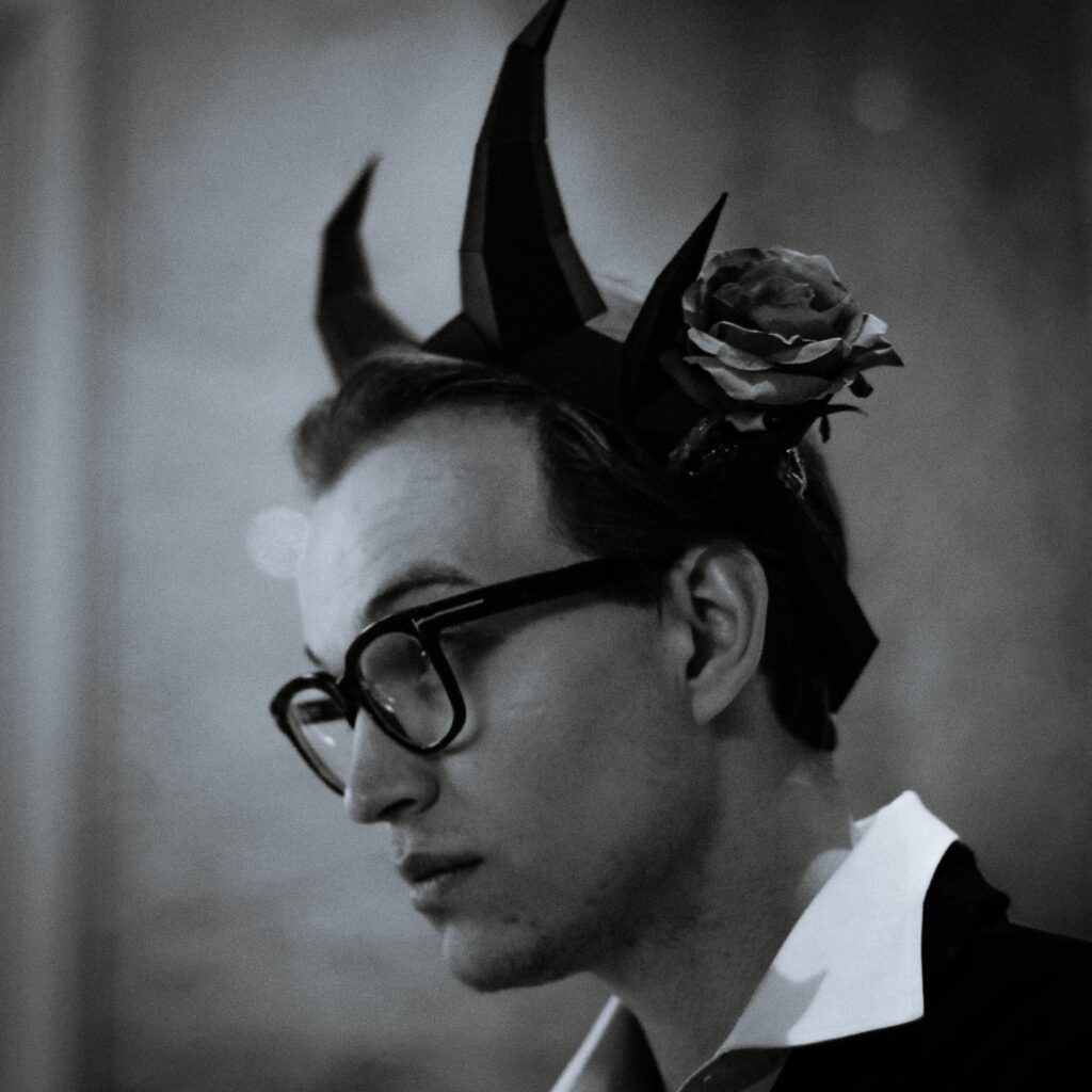 Papercraft horned crown in 3D origami