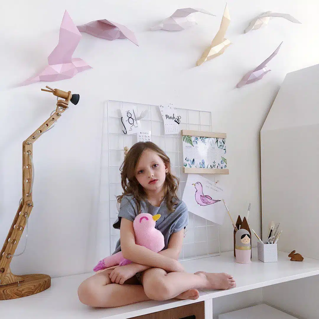 Papercraft d'oiseau volant rose en origami 3D, vue 9