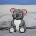 Papercraft di cucciolo di koala con orecchie rosa in origami 3D