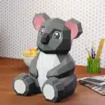 Papercraft di cucciolo di koala con orecchie rosa in origami 3D