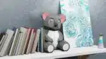 Papercraft di cucciolo di koala con orecchie rosa in origami 3D
