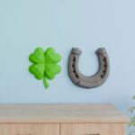 Papercraft di ferro di cavallo e trifoglio portafortuna in origami 3D