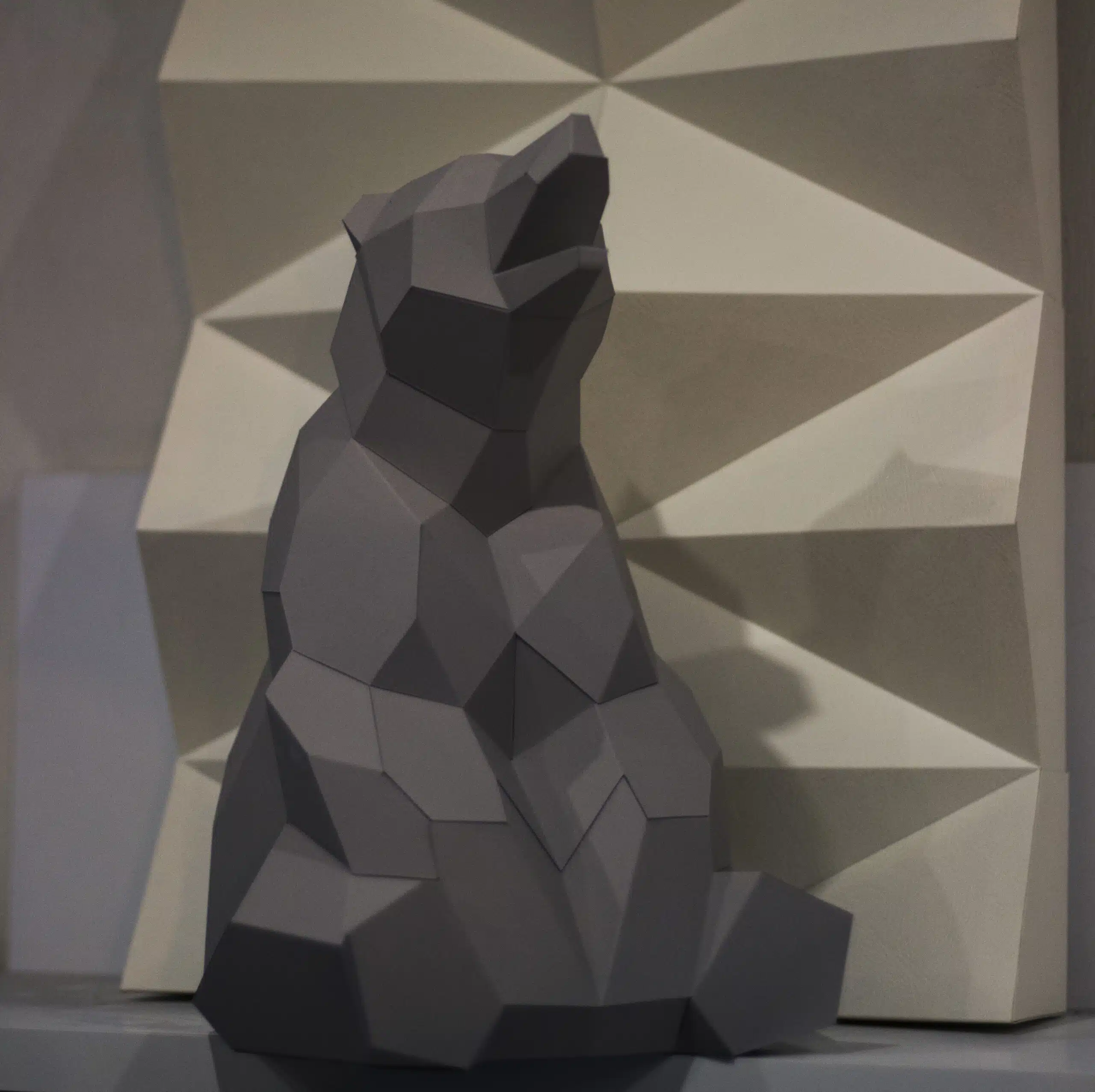 Zittende teddybeer in 3D-papercraft, weergave 6