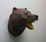 Papercraft eines Bärenkopfs als Trophäe in 3D-Origami