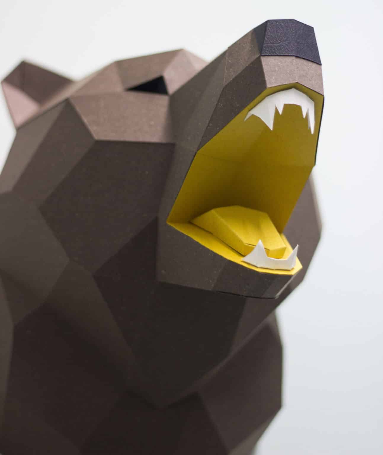 Papercraft eines Bärenkopfs als Trophäe in 3D-Origami