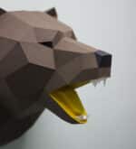 Papercraft eines Bärenkopfs als Trophäe in 3D-Origami