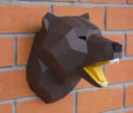Papercraft eines Bärenkopfs als Trophäe in 3D-Origami