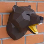 Papercraft eines Bärenkopfs als Trophäe in 3D-Origami