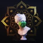 Papercraft de máscara poligonal para Halloween em origami 3D