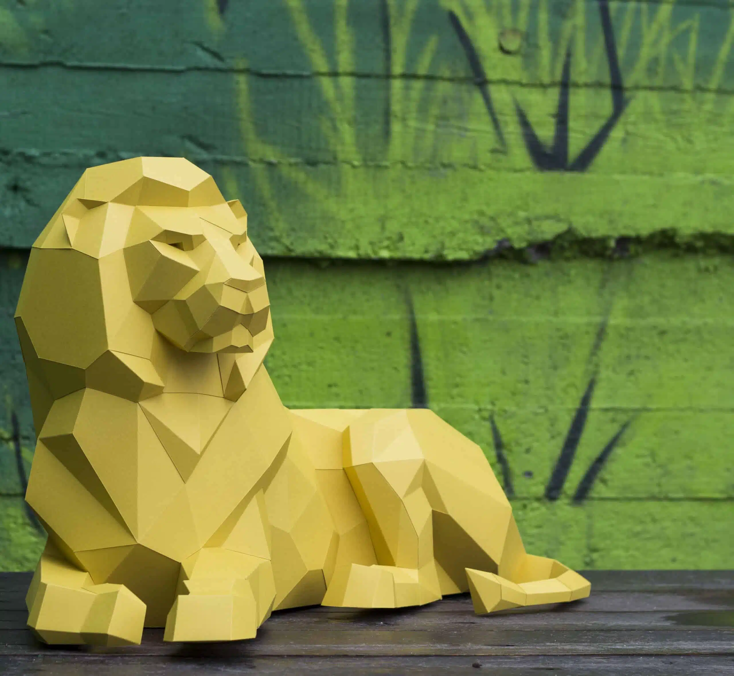 Leone disteso in papercraft 3D, vista 2