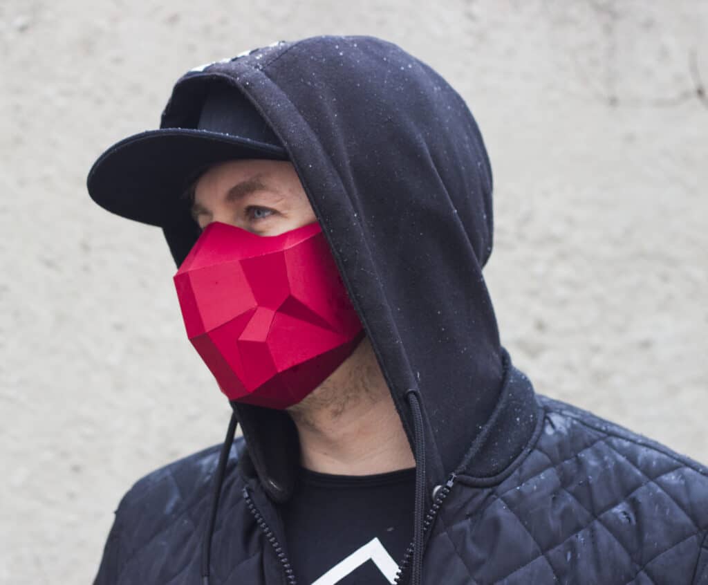 Papercraft de máscara poligonal para Halloween em origami 3D