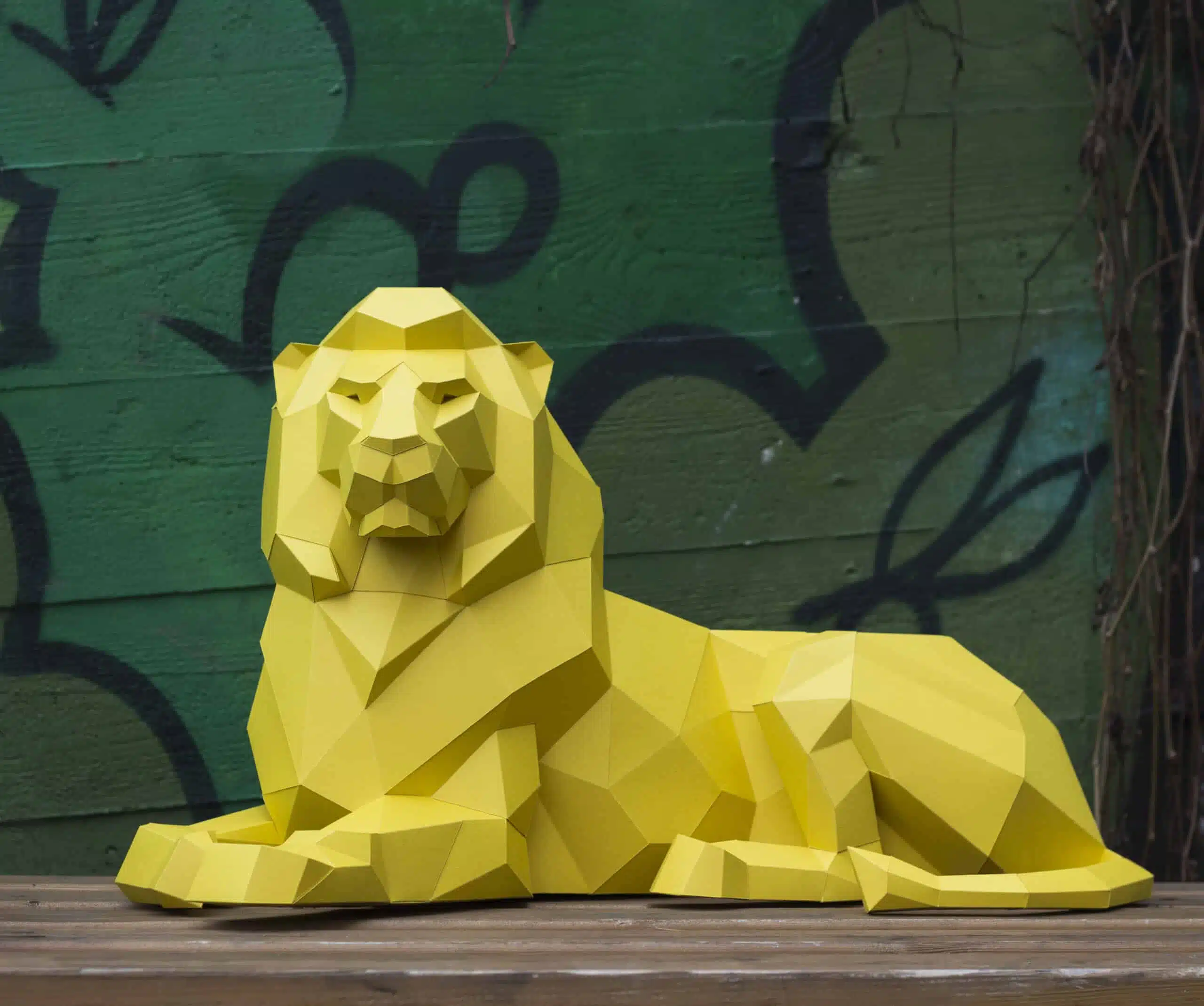 Leone disteso in papercraft 3D, montato