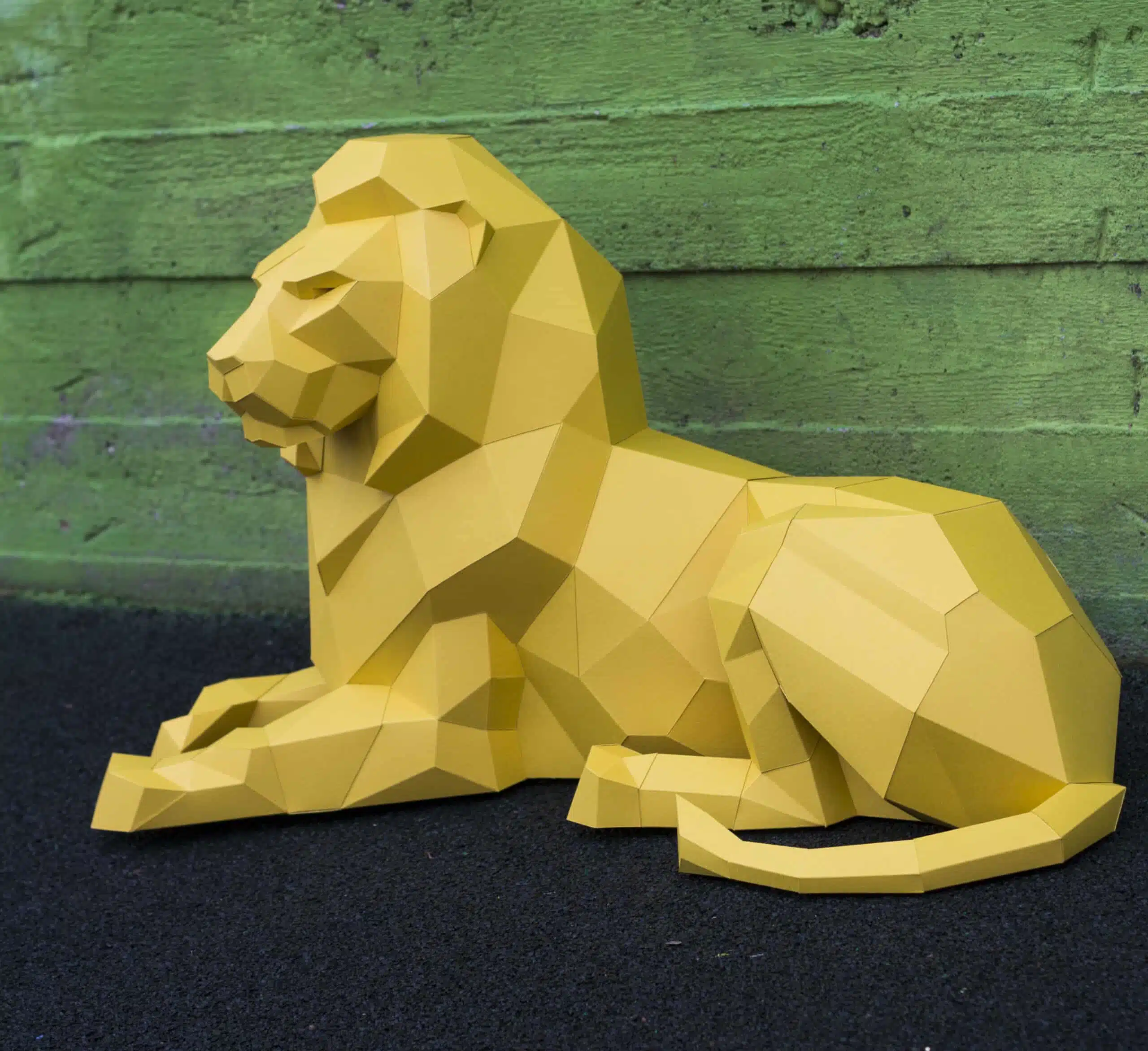Leone disteso in papercraft 3D, vista posteriore