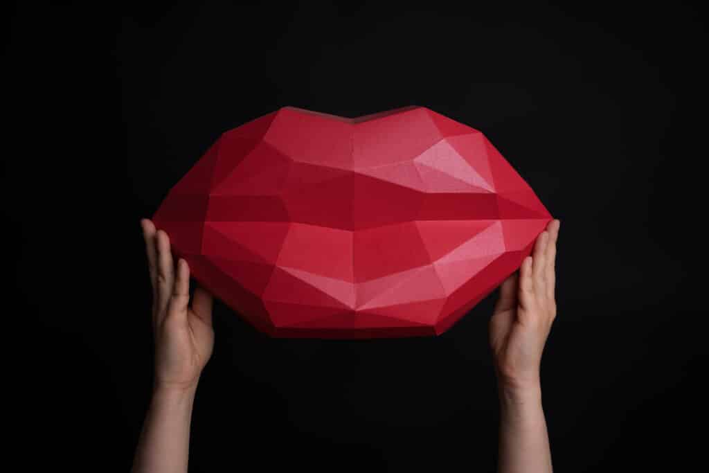Papercraft of red lips in origami 3D