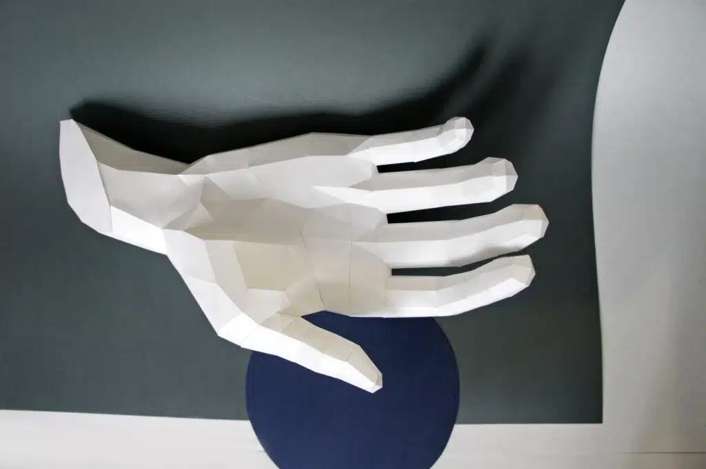 Skulptur rechte Hand aus 3D-Papercraft, Ansicht 2