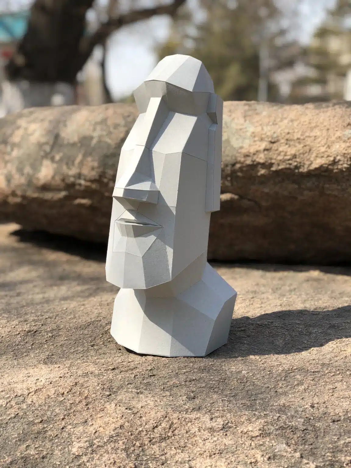 Papercraft of moai head in origami 3D