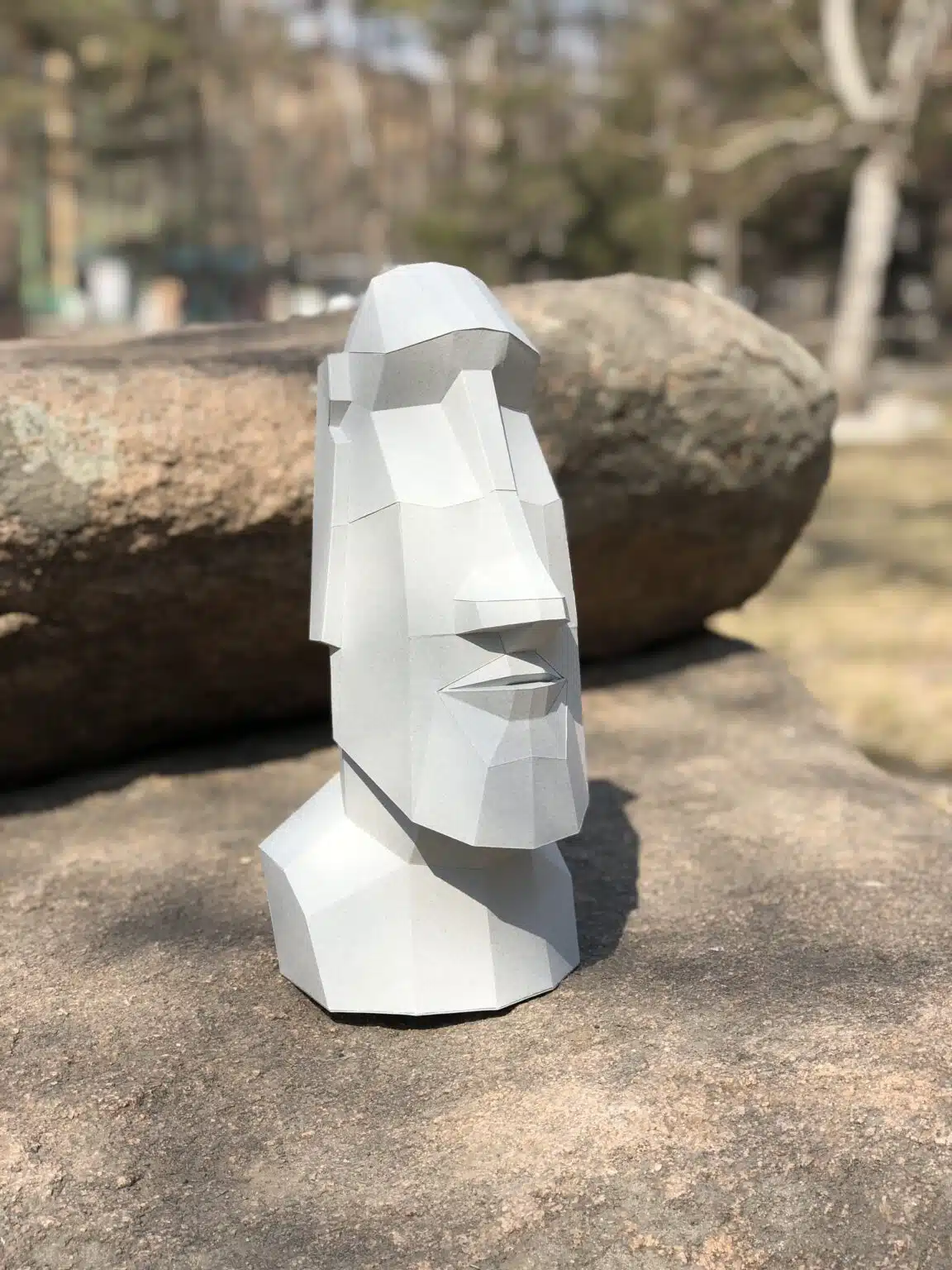 Papercraft of moai head in origami 3D