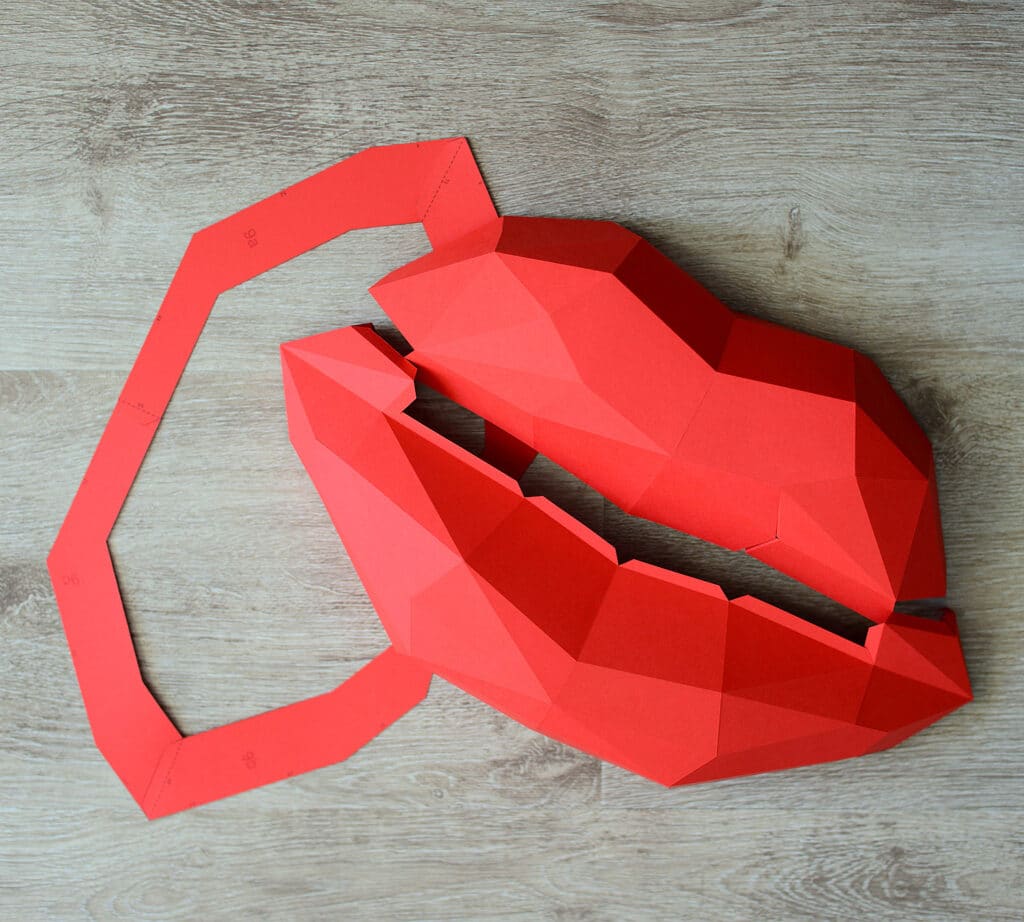 Papercraft of red lips in origami 3D