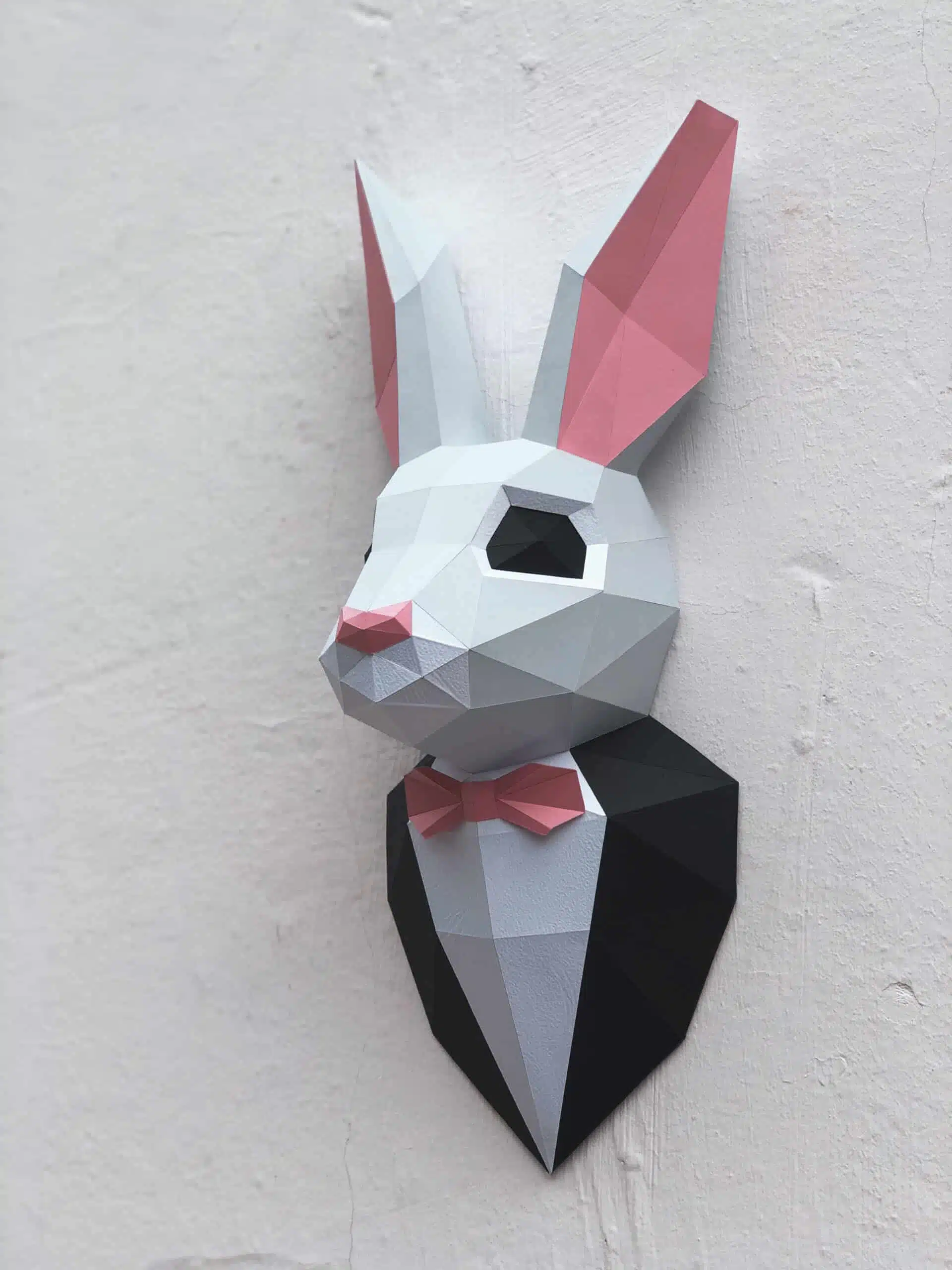 Coniglio in costume in papercraft 3D, dettaglio