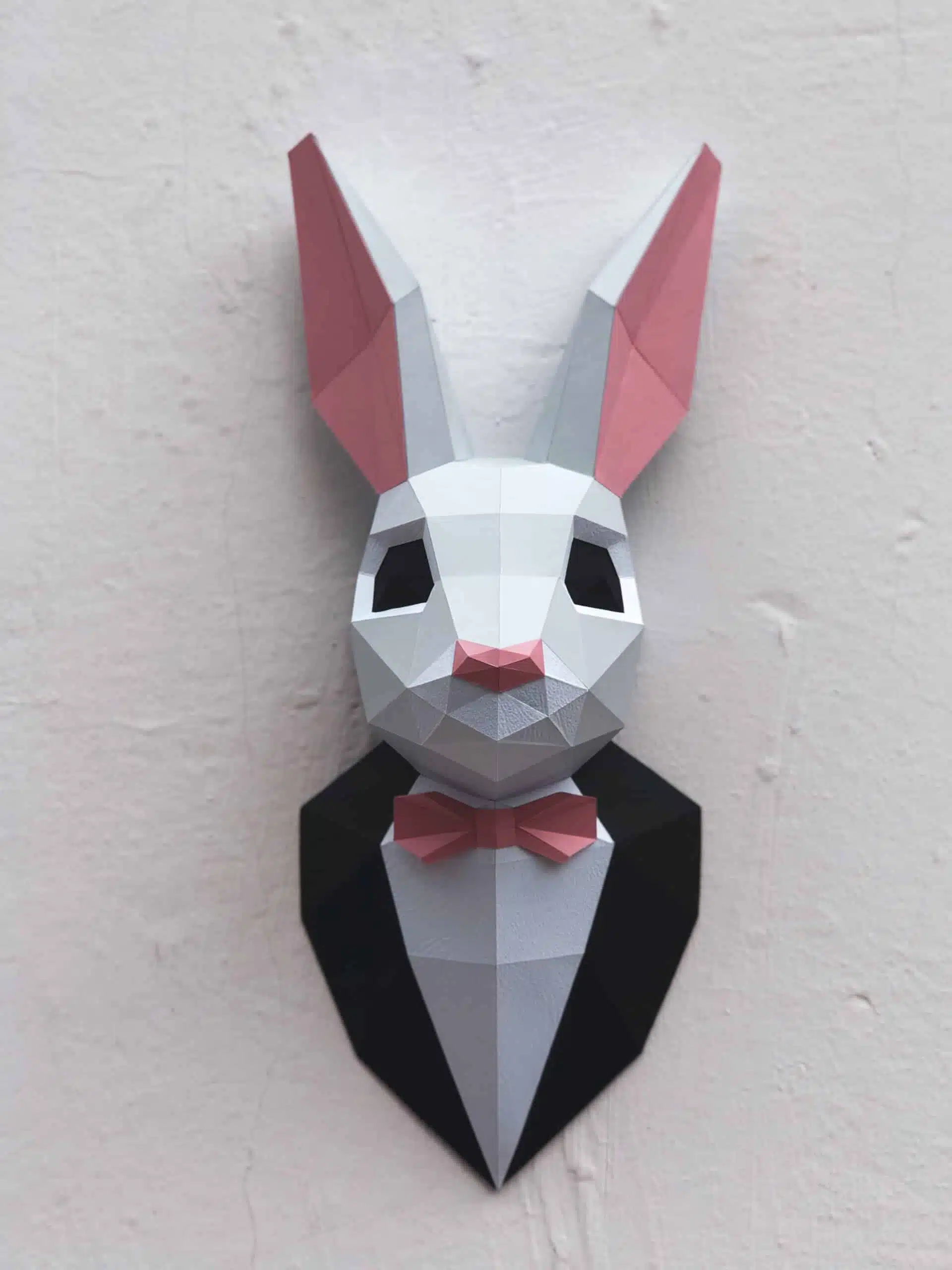 Coniglio in costume in papercraft 3D, vista 2