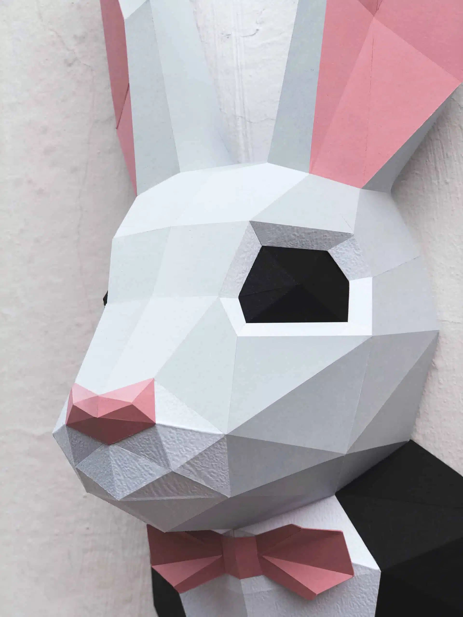 Coniglio in costume in papercraft 3D, vista laterale