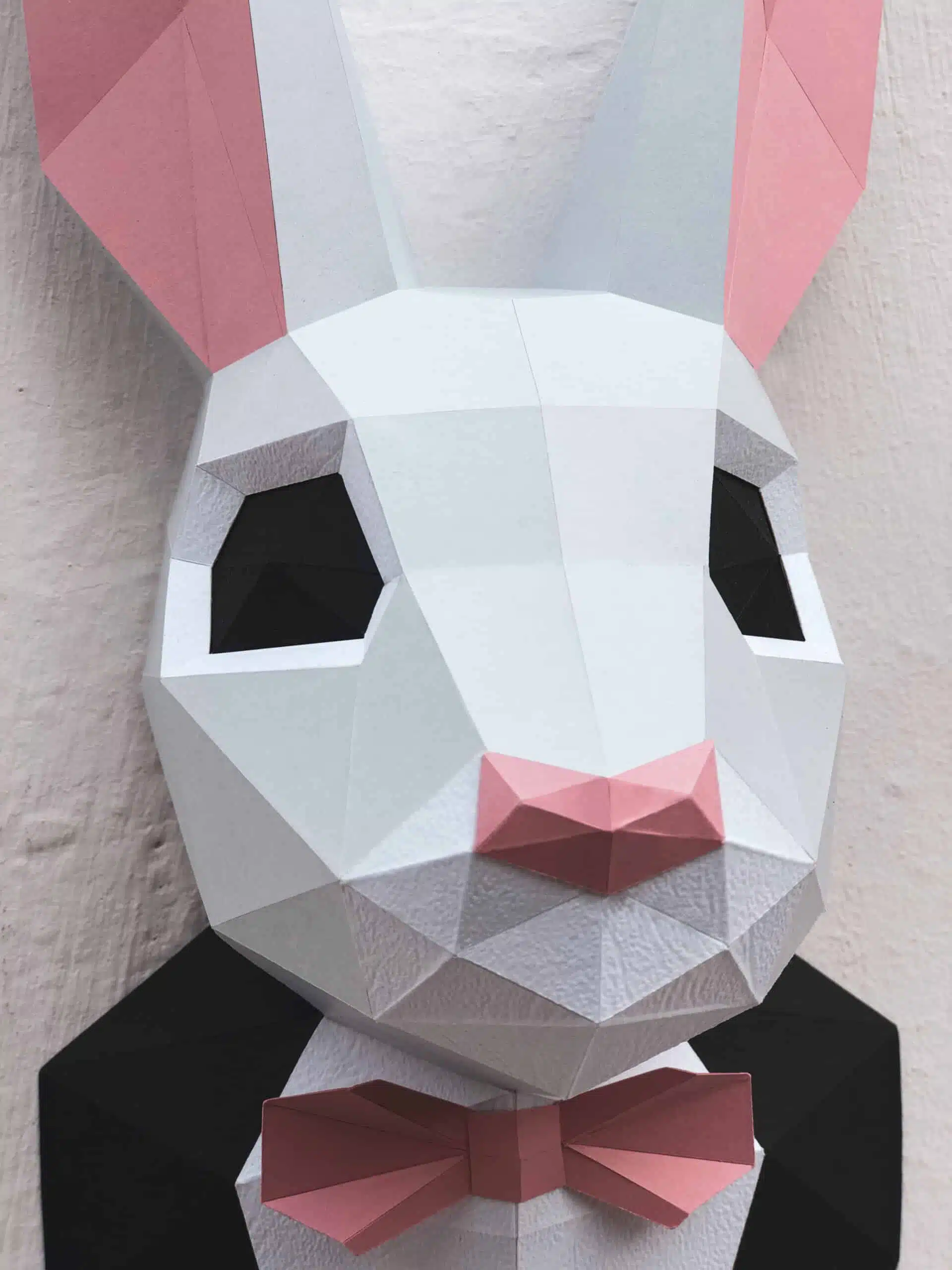 Coniglio in costume in papercraft 3D, vista posteriore