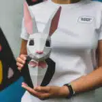 Papercraft de lapin élégant en costume en origami 3D