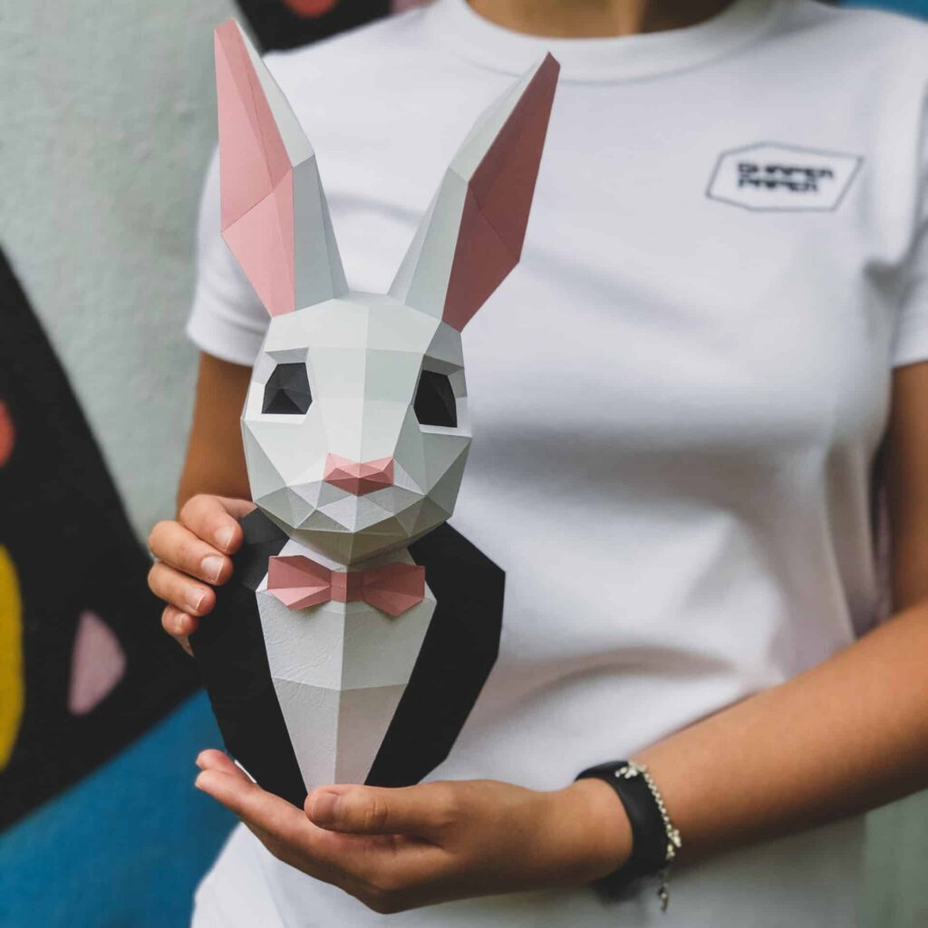 Papercraft de lapin élégant en costume en origami 3D