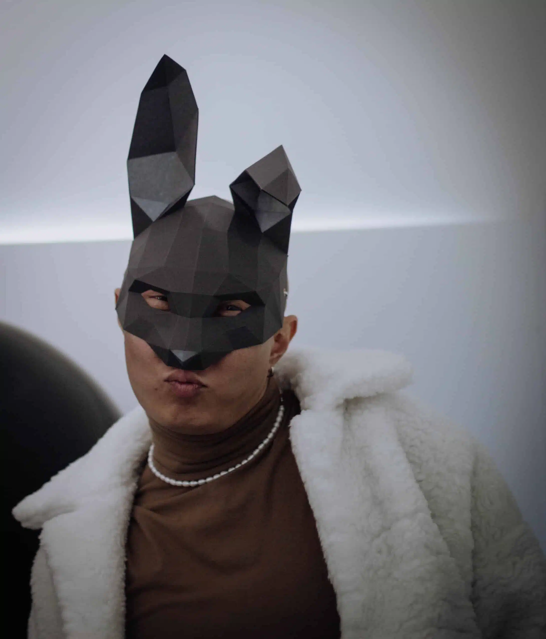Zwart konijnenmasker in 3D-papercraft, weergave 7