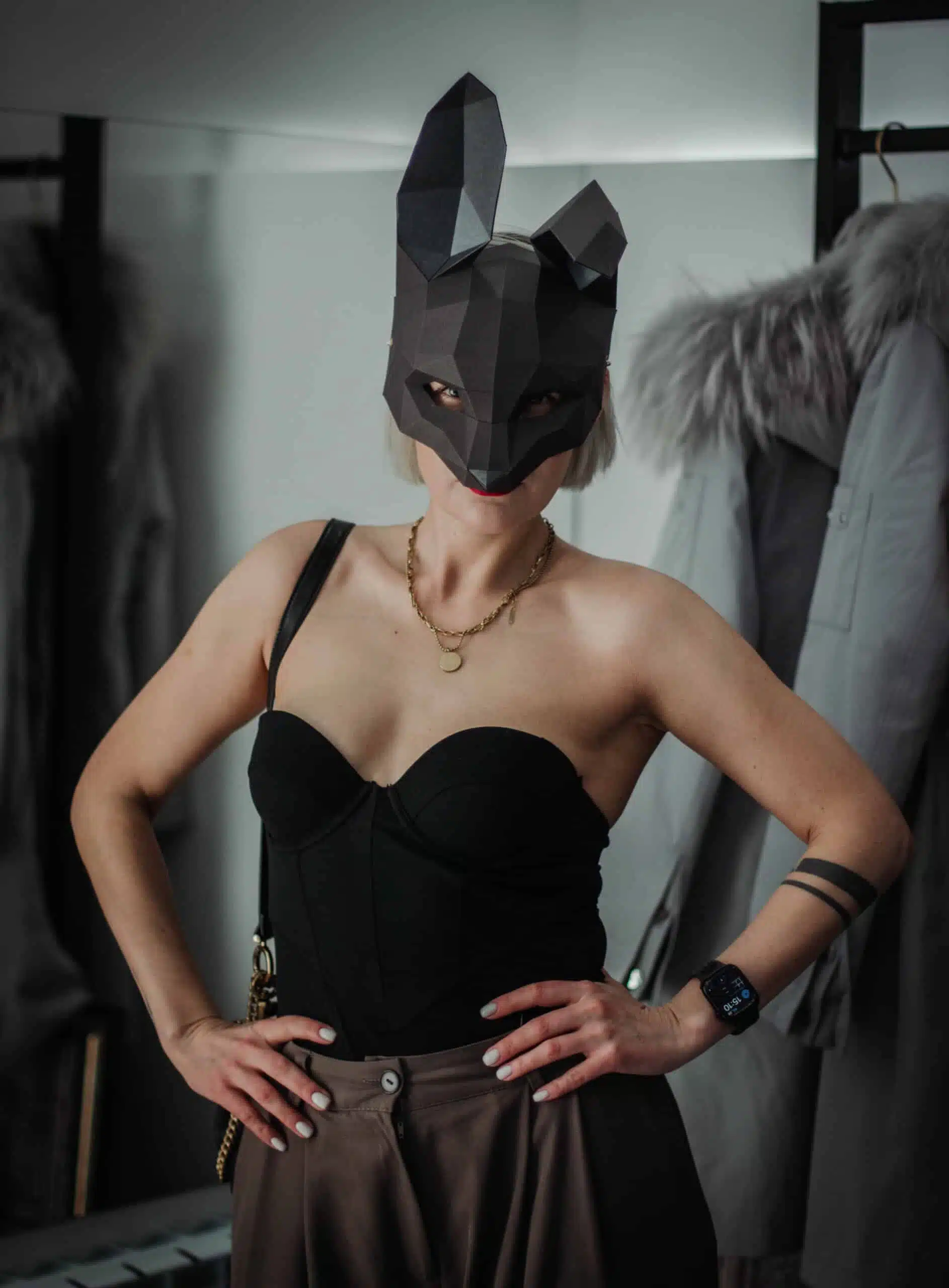 Zwart konijnenmasker in 3D-papercraft, weergave 5