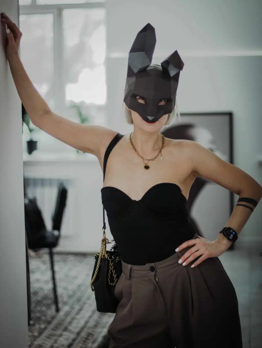 Zwart konijnenmasker in 3D-papercraft, weergave 2