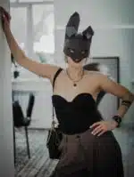 Zwart konijnenmasker in 3D-papercraft, weergave 2