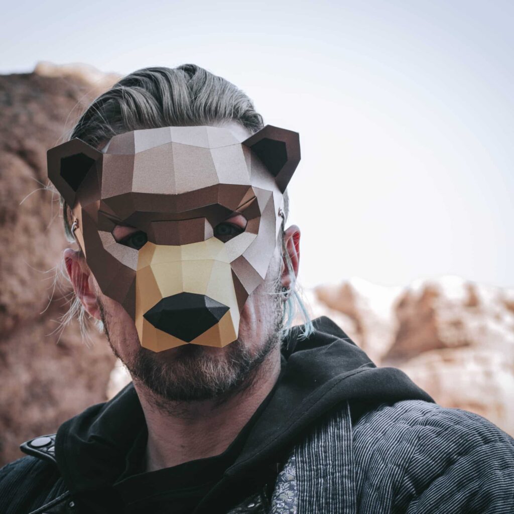 Papercraft wolf mask in origami 3D