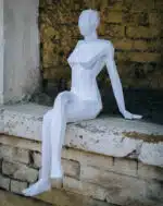 Papercraft di donna seduta in origami 3D