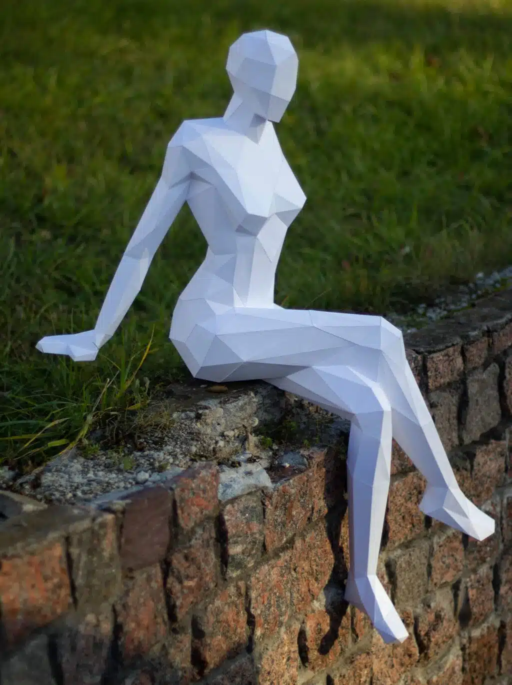 Zittende vrouw in 3D-papercraft, weergave 2
