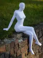 Zittende vrouw in 3D-papercraft, weergave 2
