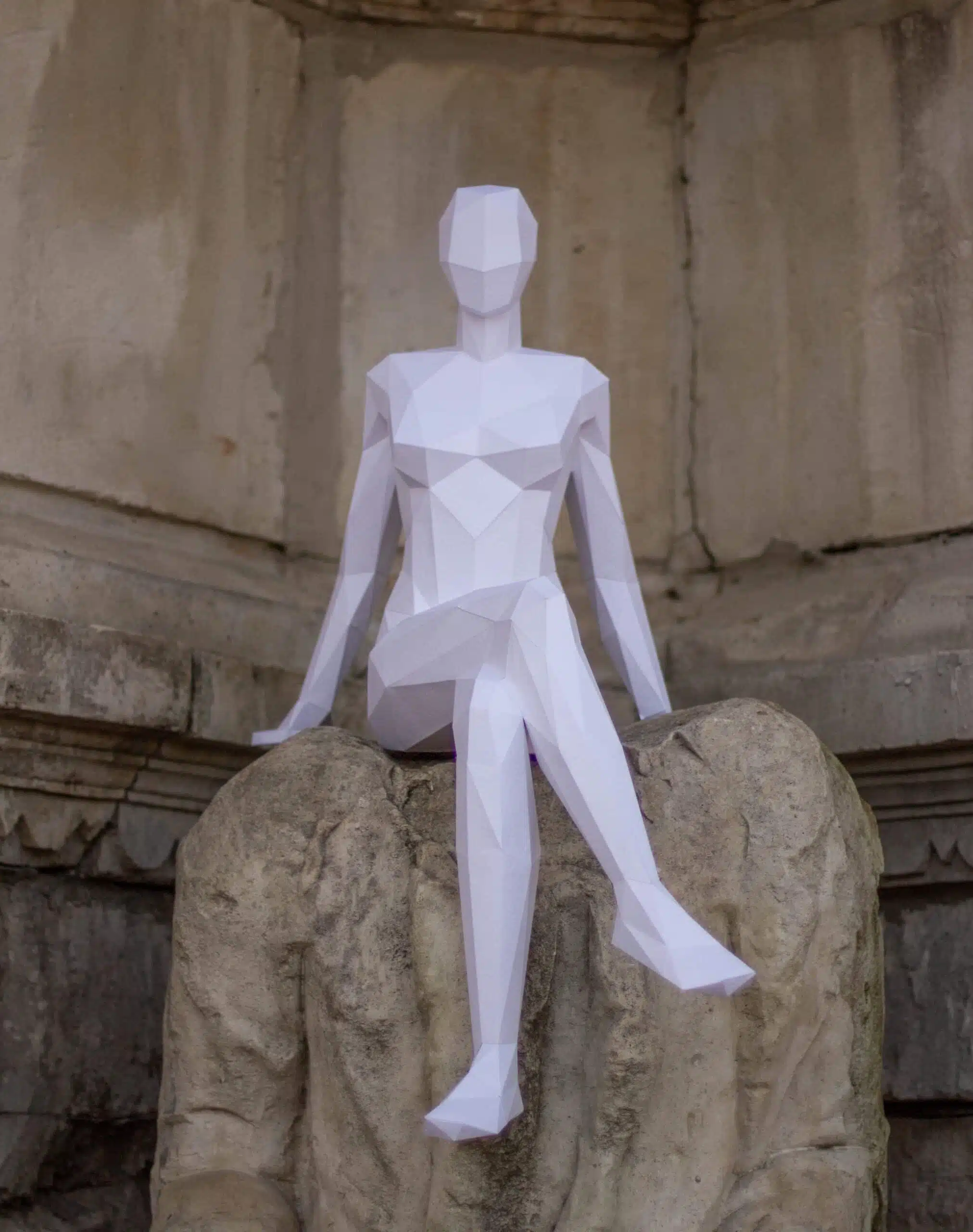 Zittende vrouw in 3D-papercraft, weergave 6