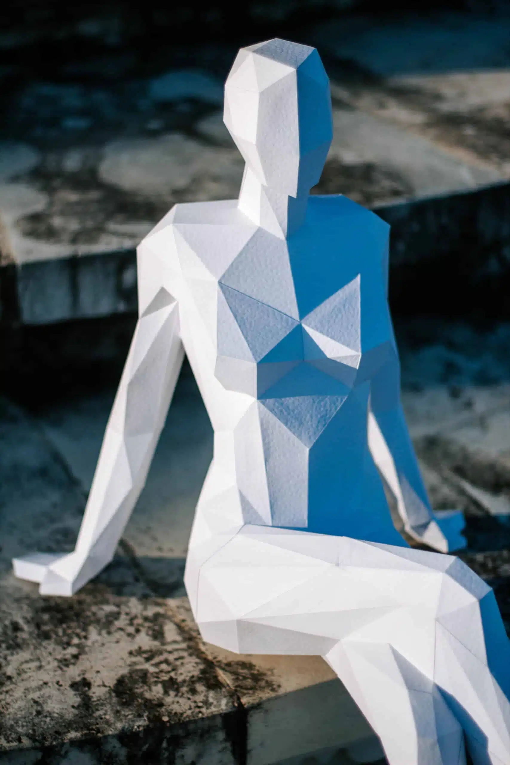 Zittende vrouw in 3D-papercraft, weergave 5