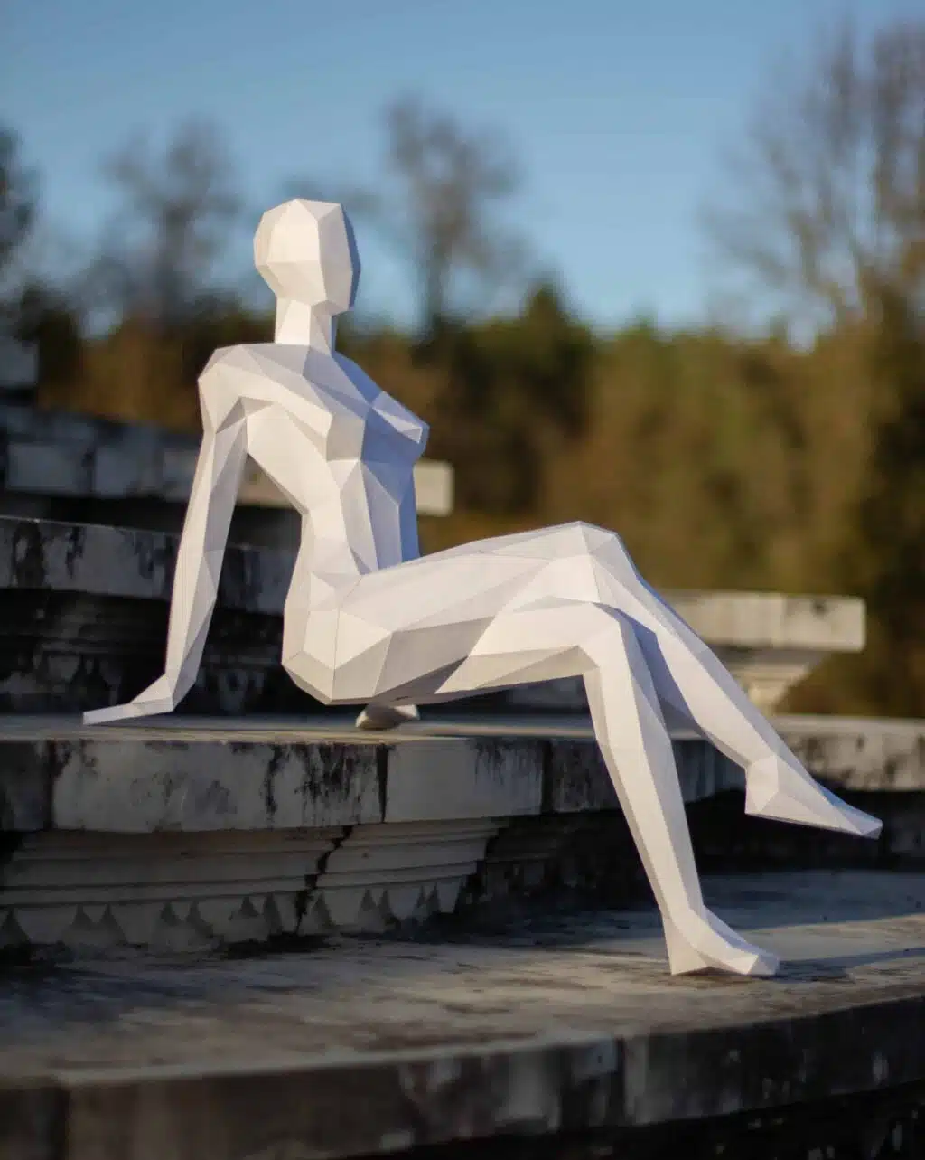 Zittende vrouw in 3D-papercraft, 3D-model