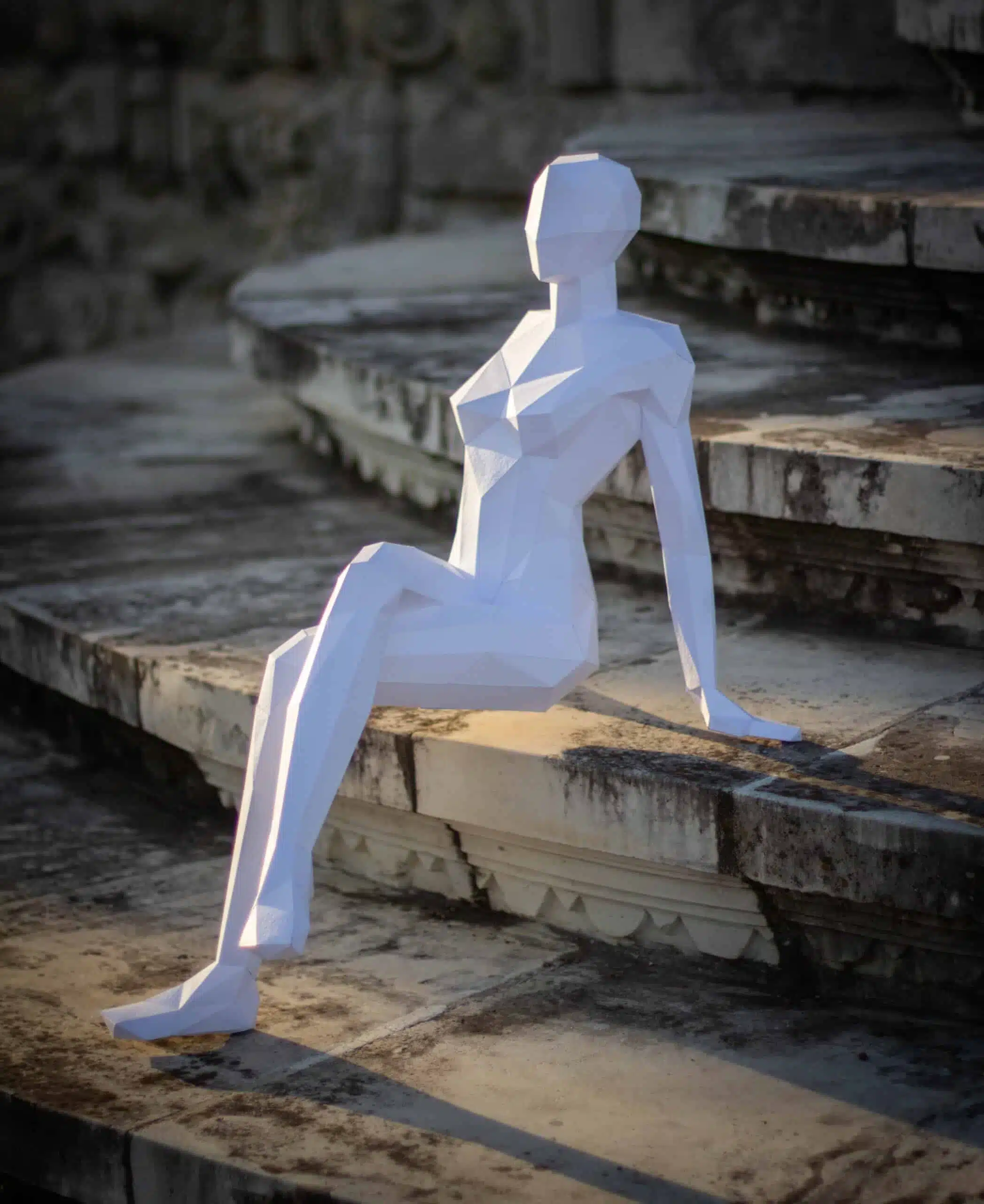 Zittende vrouw in 3D-papercraft, weergave 4