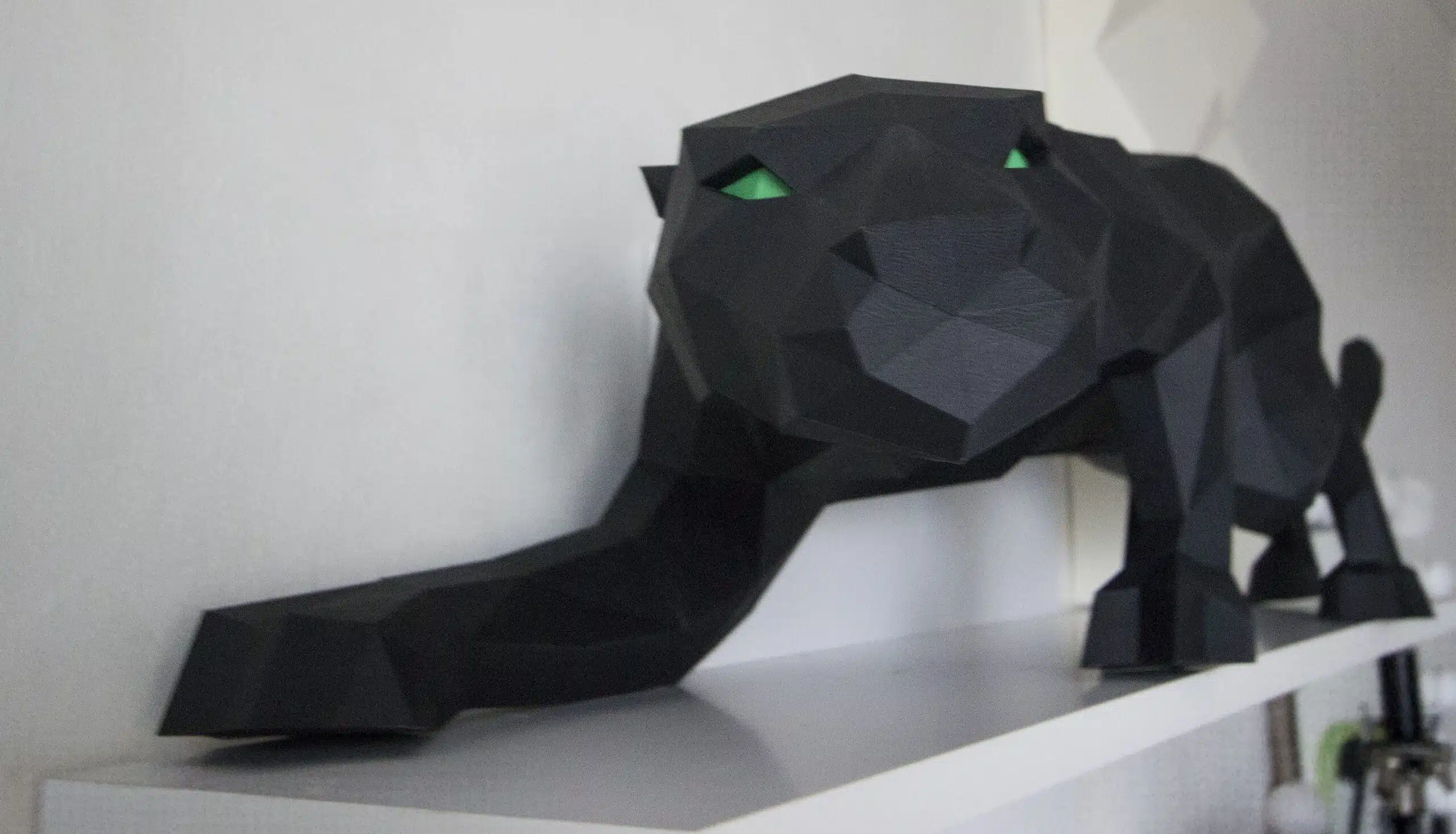 Panter in papercraft 3D met groene ogen, weergave 9