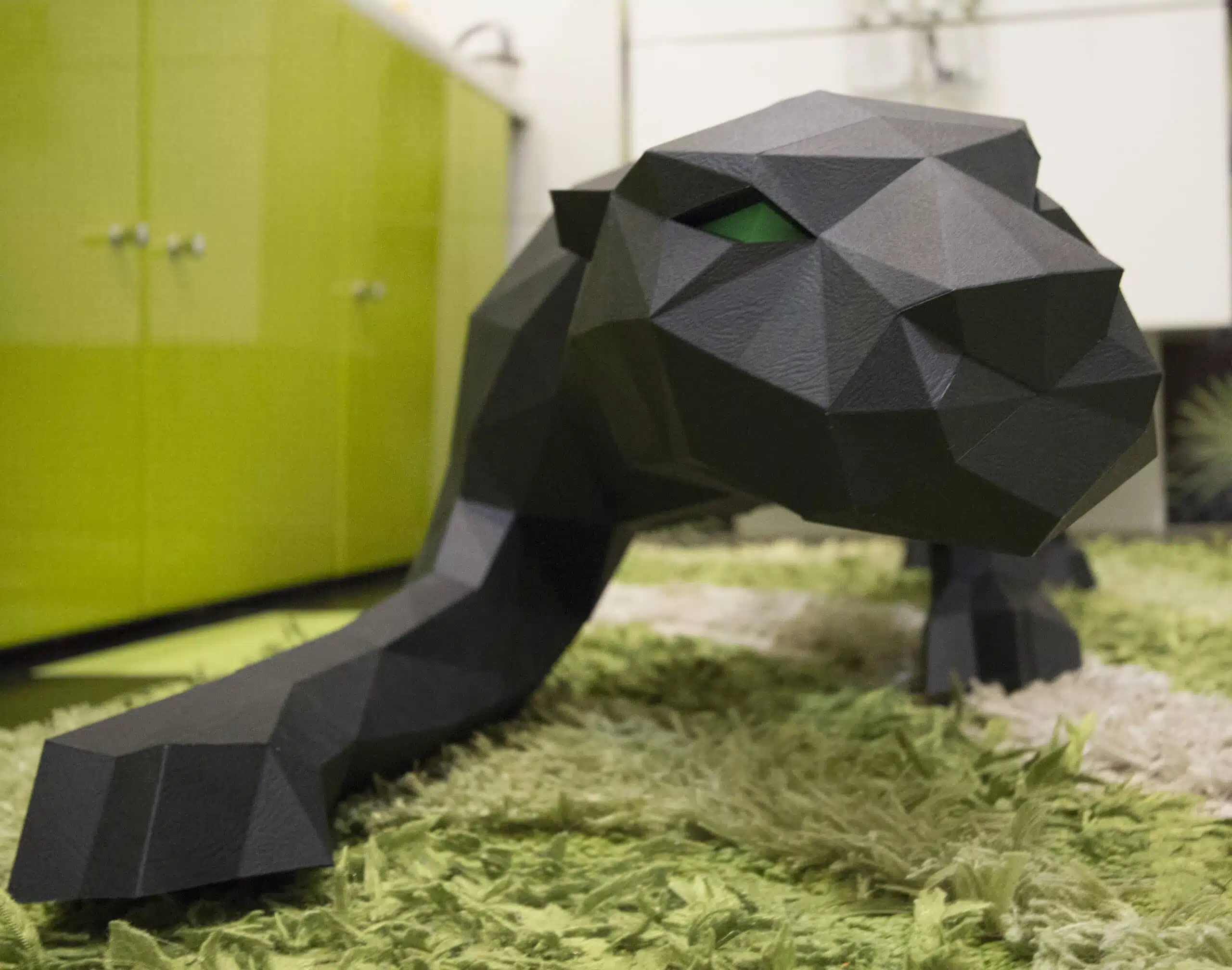 Panter in papercraft 3D met groene ogen, weergave 8
