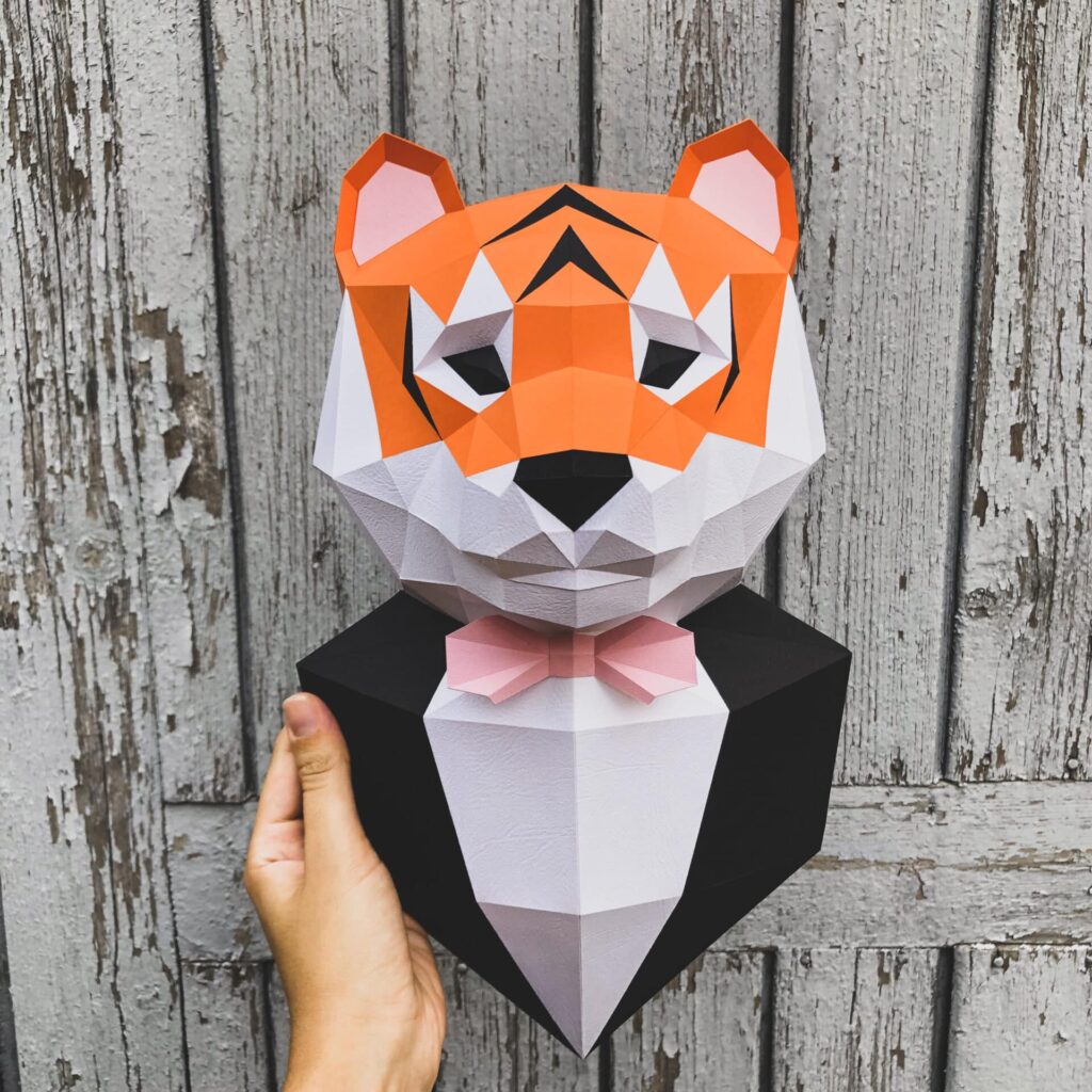 Papercraft de tigre en costume élégant en origami 3D