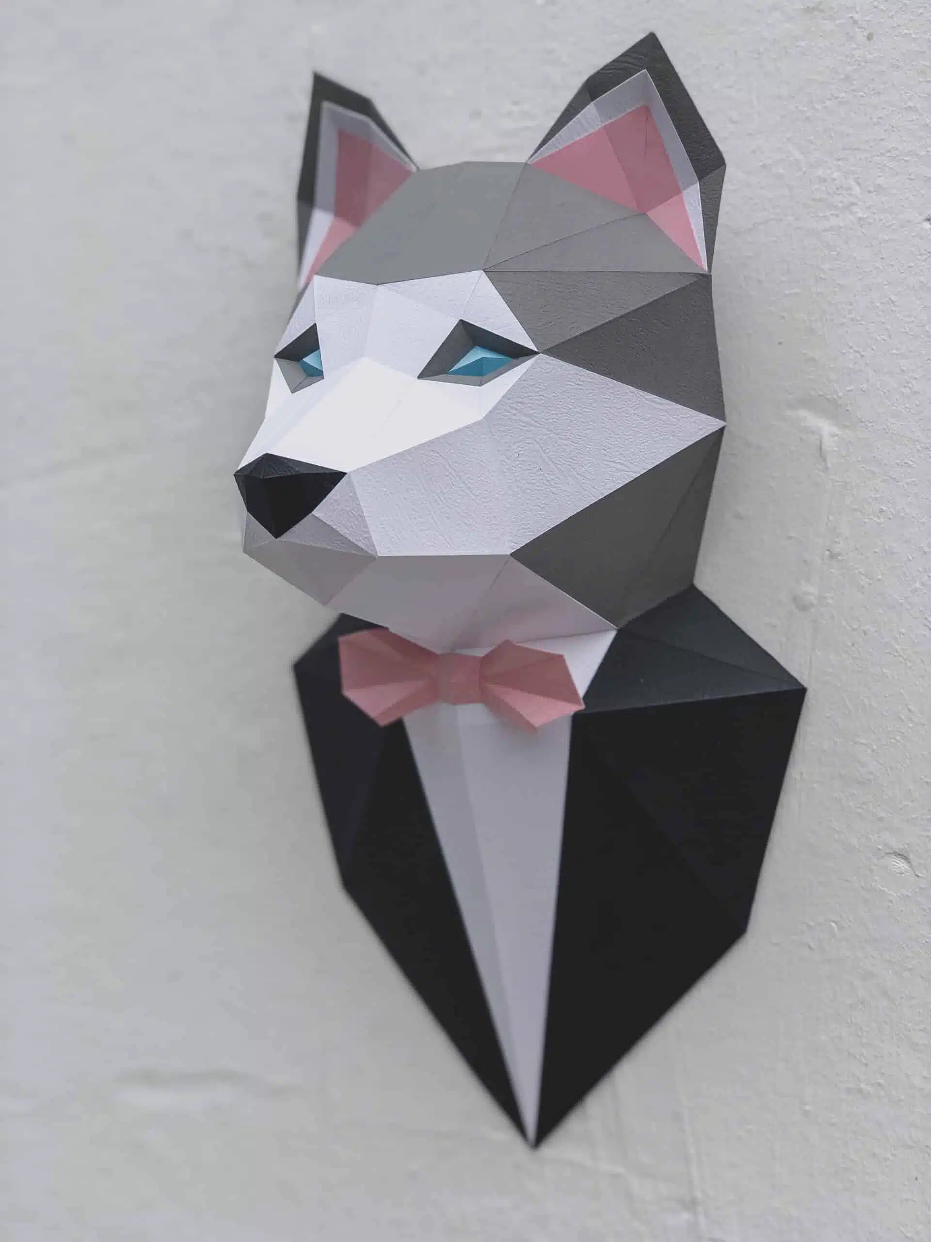 Escultura de cachorro husky em papercraft 3D, vista 2