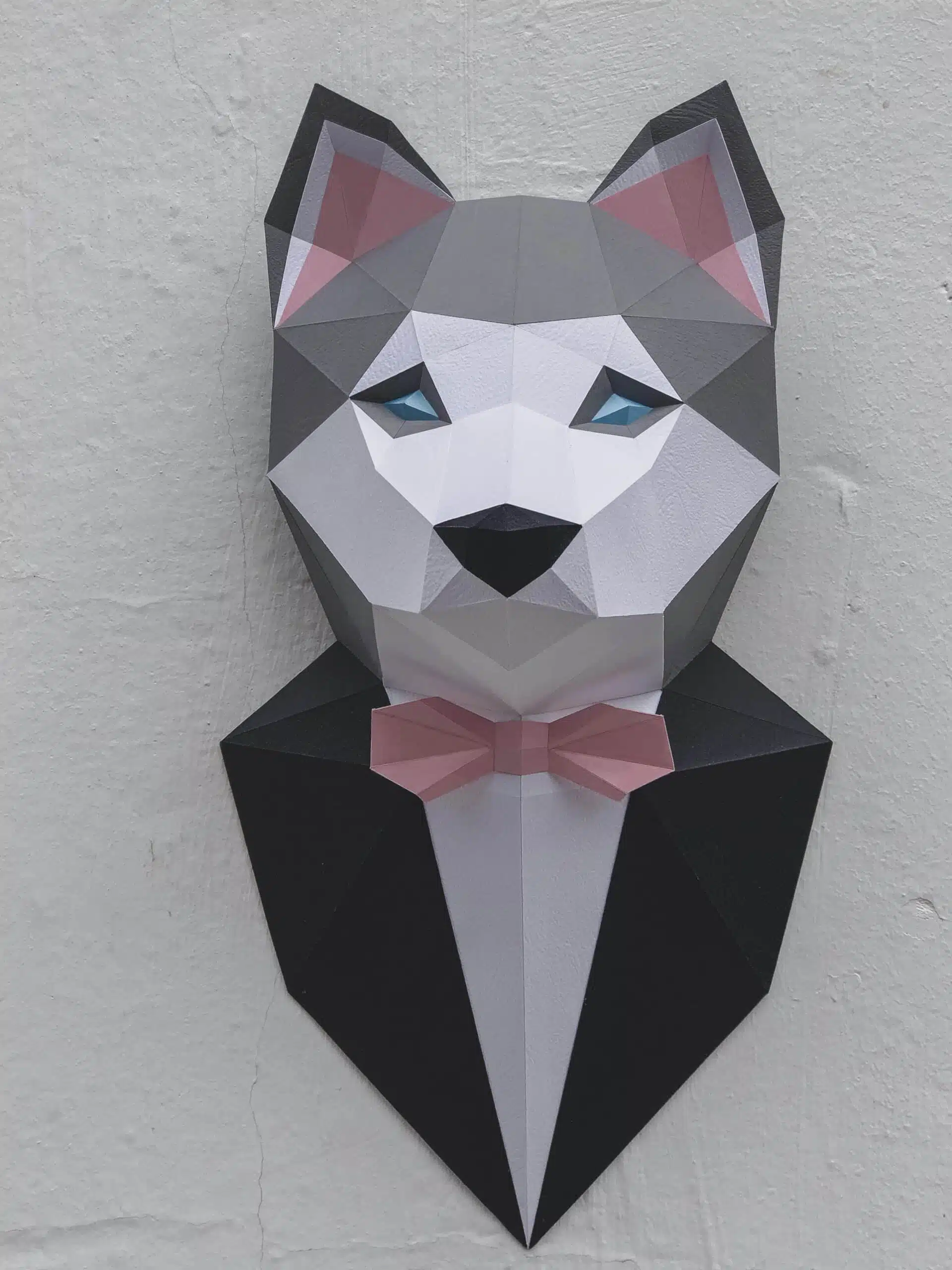 Escultura de cachorro husky em papercraft 3D, montado