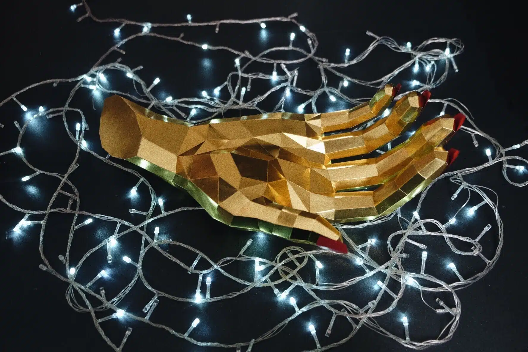Rechterhand sculptuur in 3D-papercraft, weergave 5